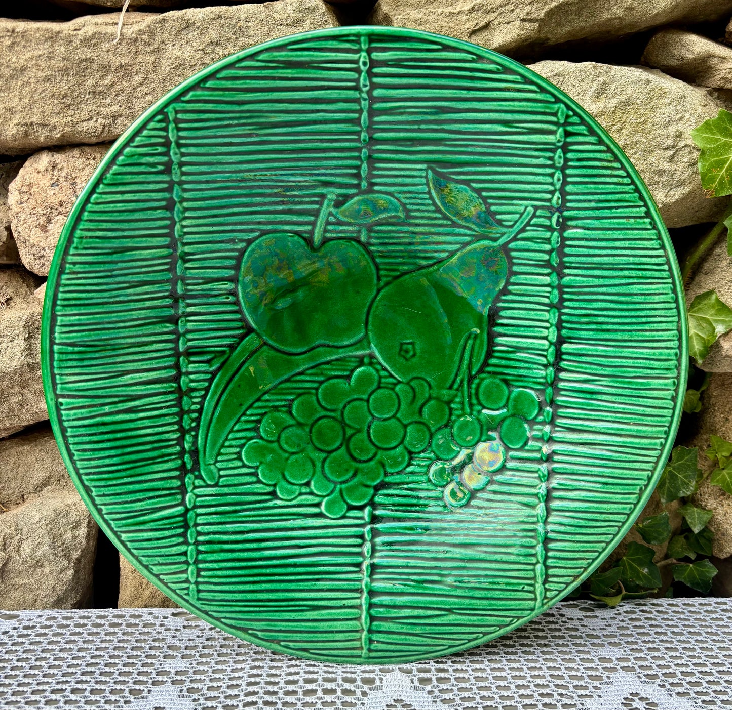 Grand plat à fruits en majolique vert