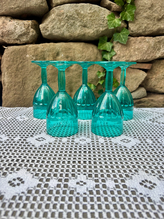 Verres a pieds bleus