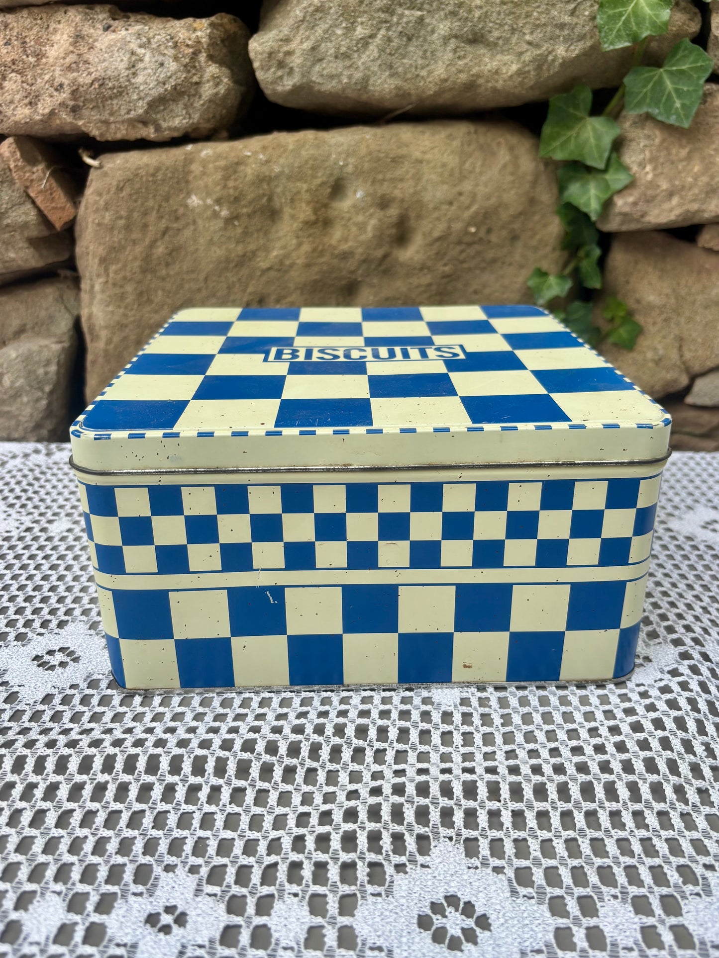 Boîte métallique décorative biscuits damier bleu