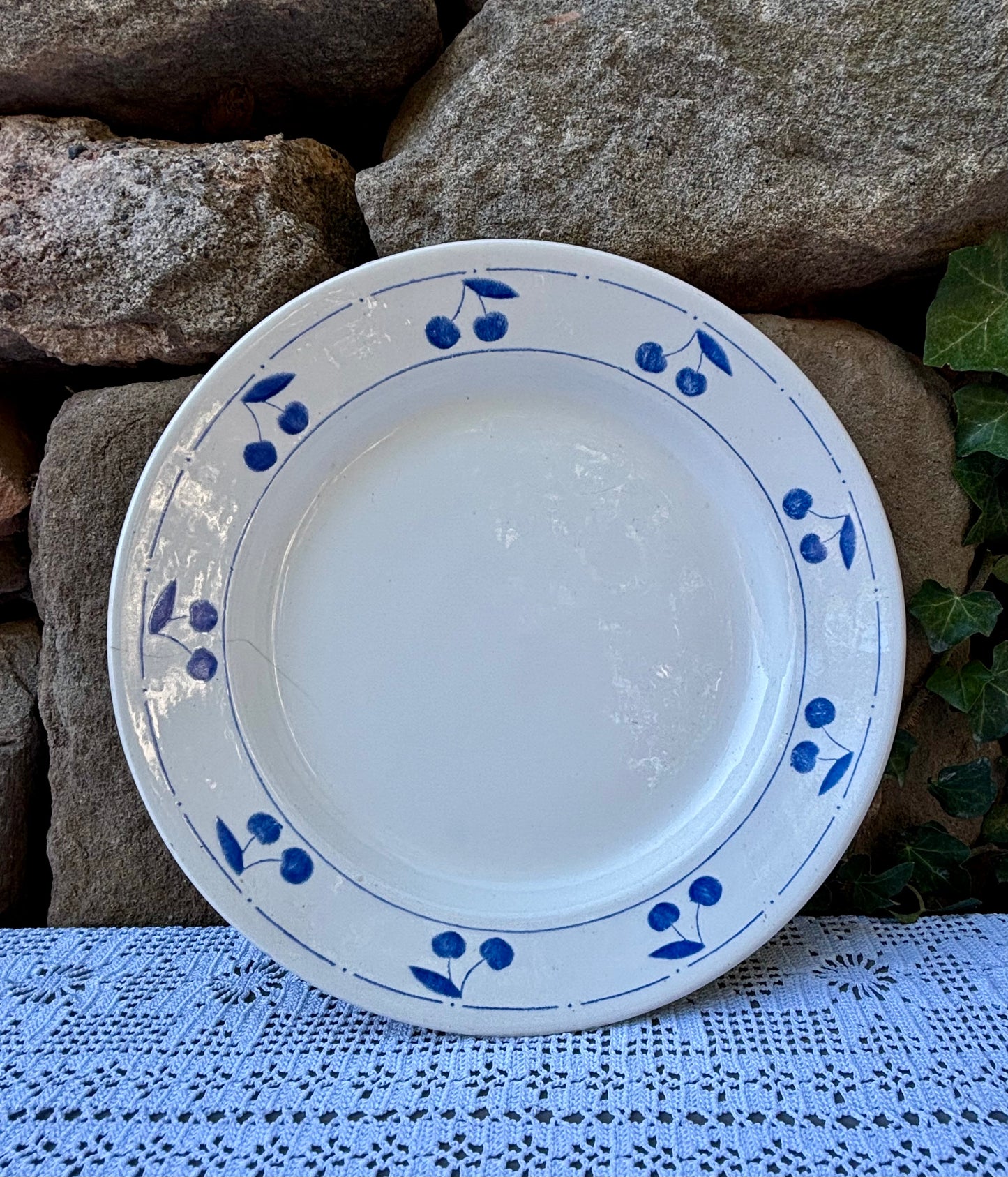 Assiette décor cerises bleues