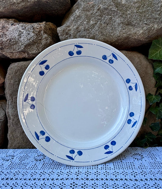 Assiette décor cerises bleues