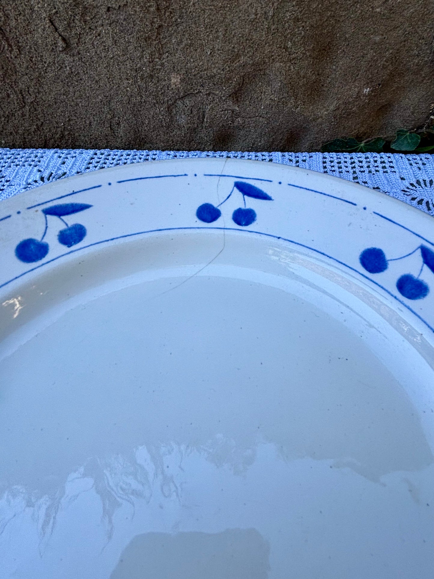 Assiette décor cerises bleues