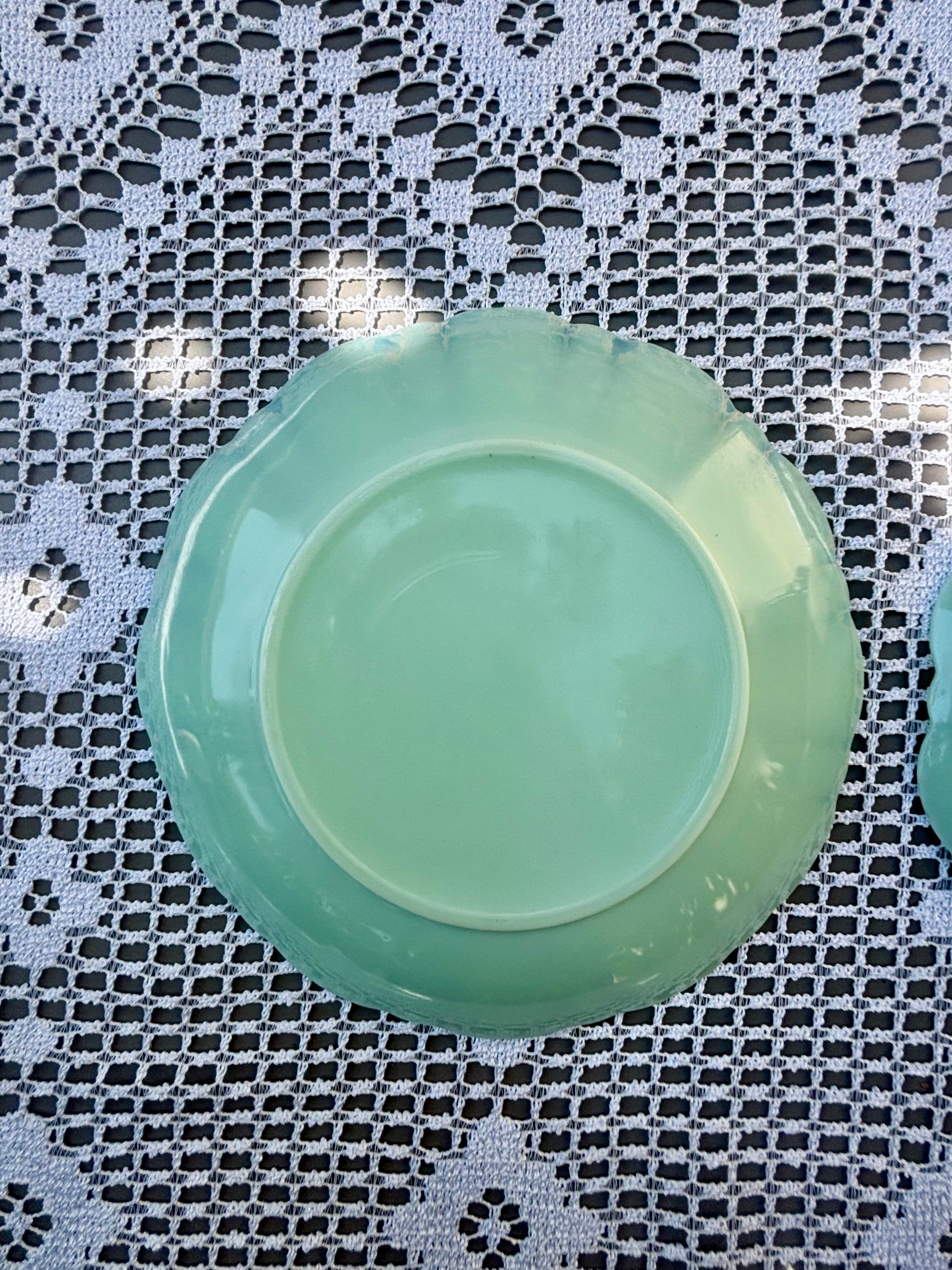 Assiette opalin vert vue dessous forme fleur