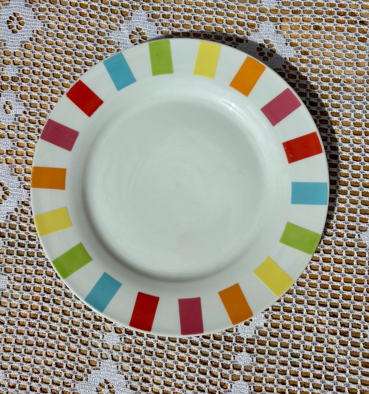 Assiettes à dessert et plat multicolore