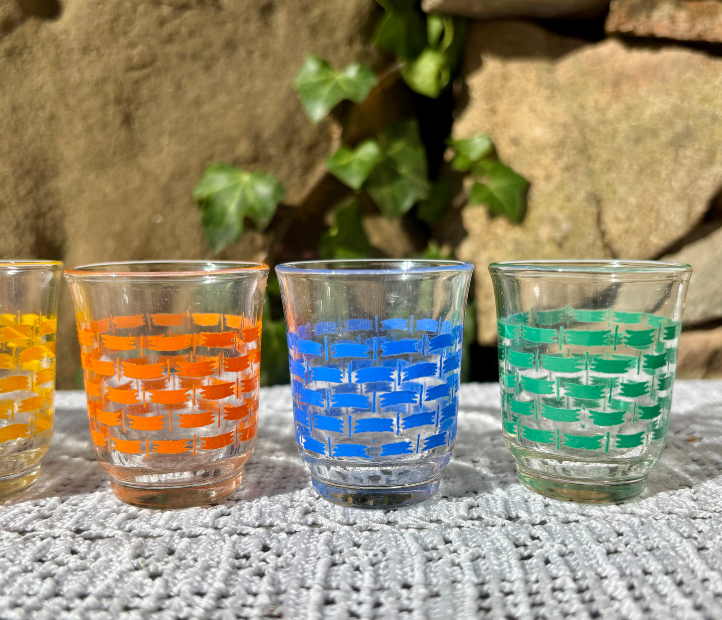 Verres à liqueurs colorés