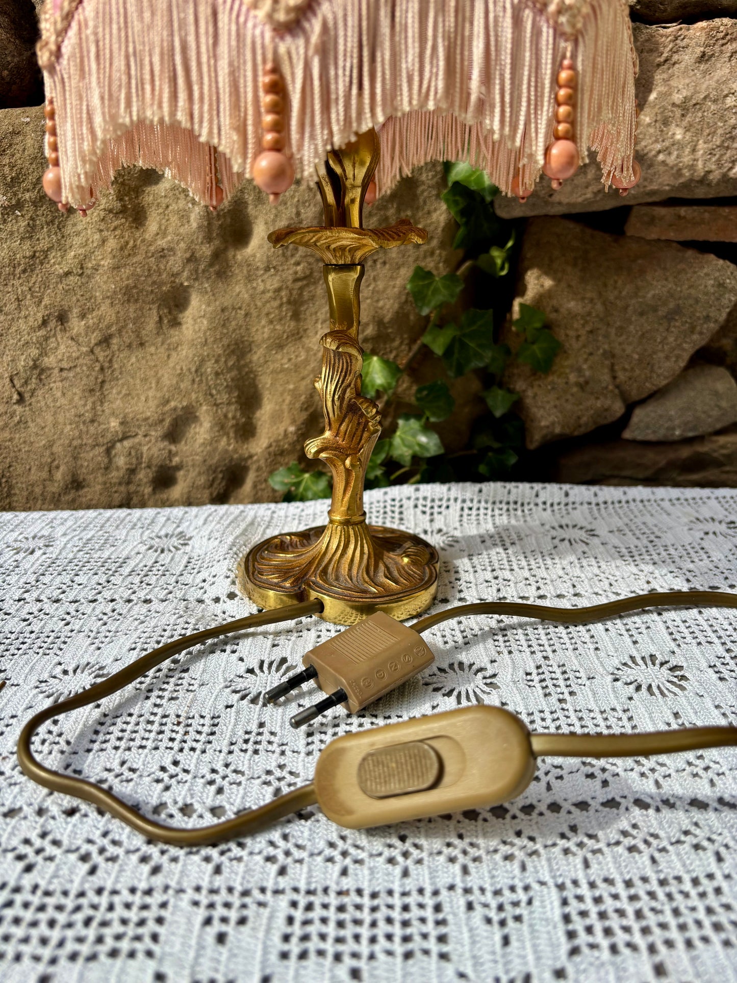 Lampe à franges et pied laiton