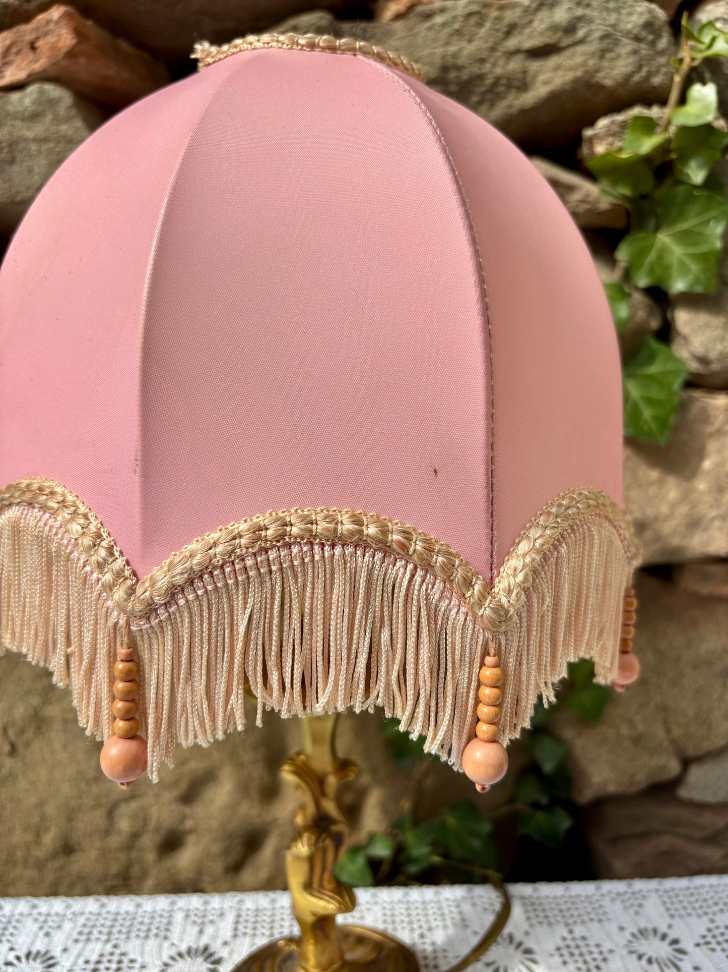 Lampe à franges et pied laiton