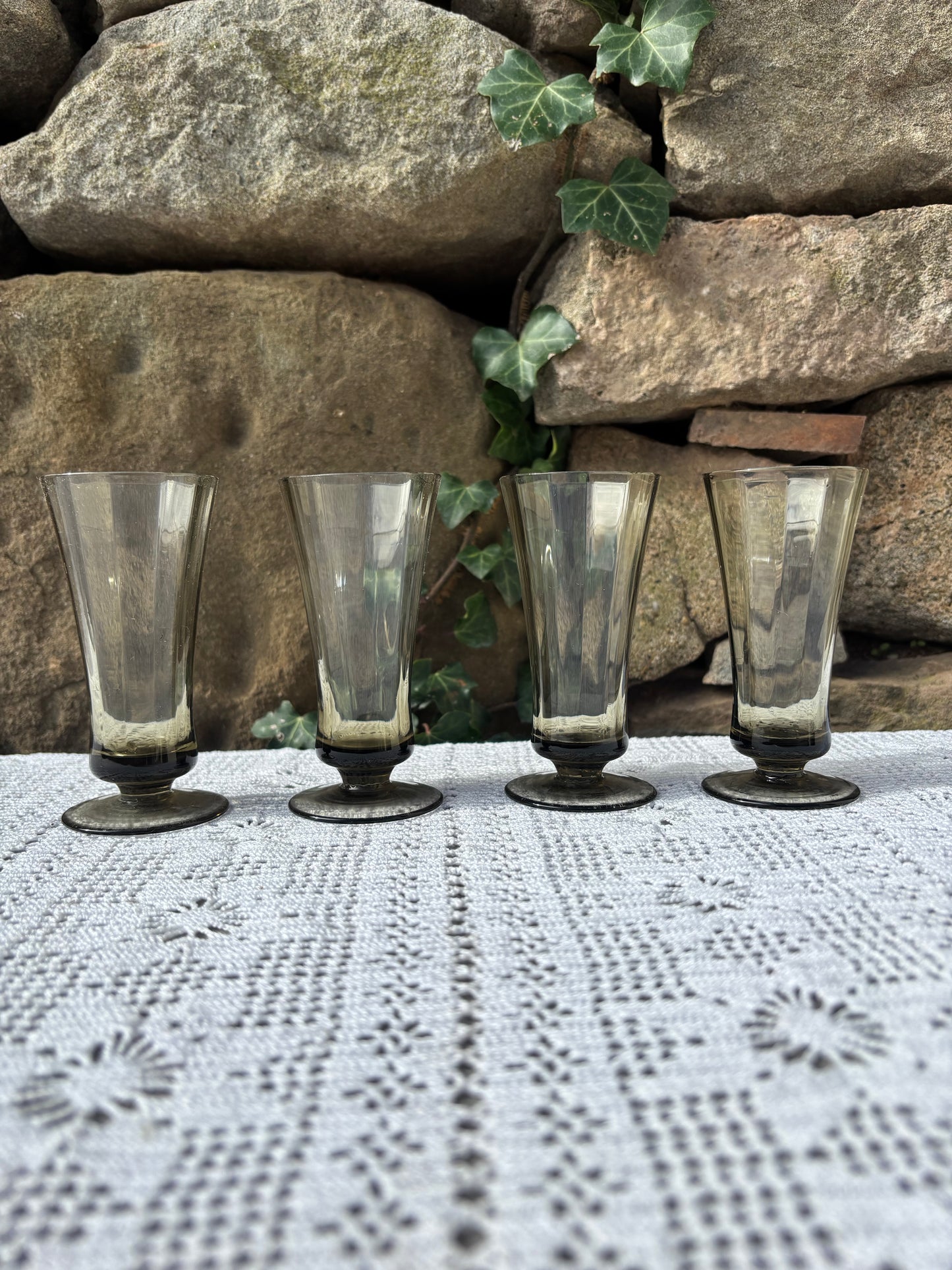 Verres à pieds en verre fumé