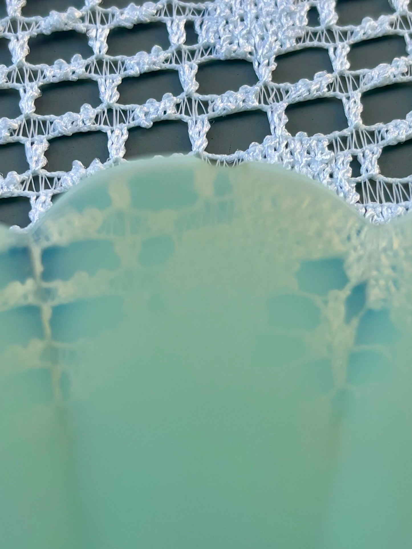 Assiettes fleurs verre opalin vert