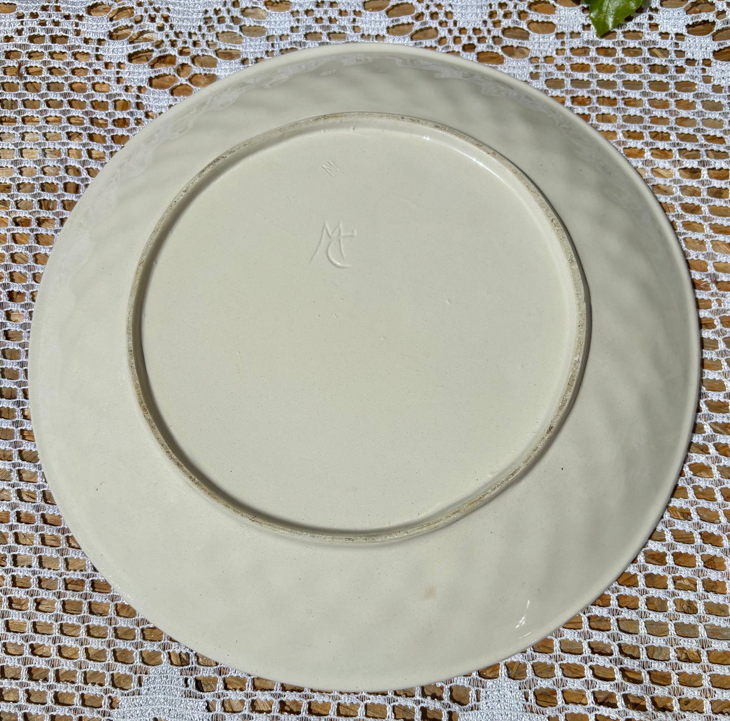 Plat égouttoir en barbotine signé MC