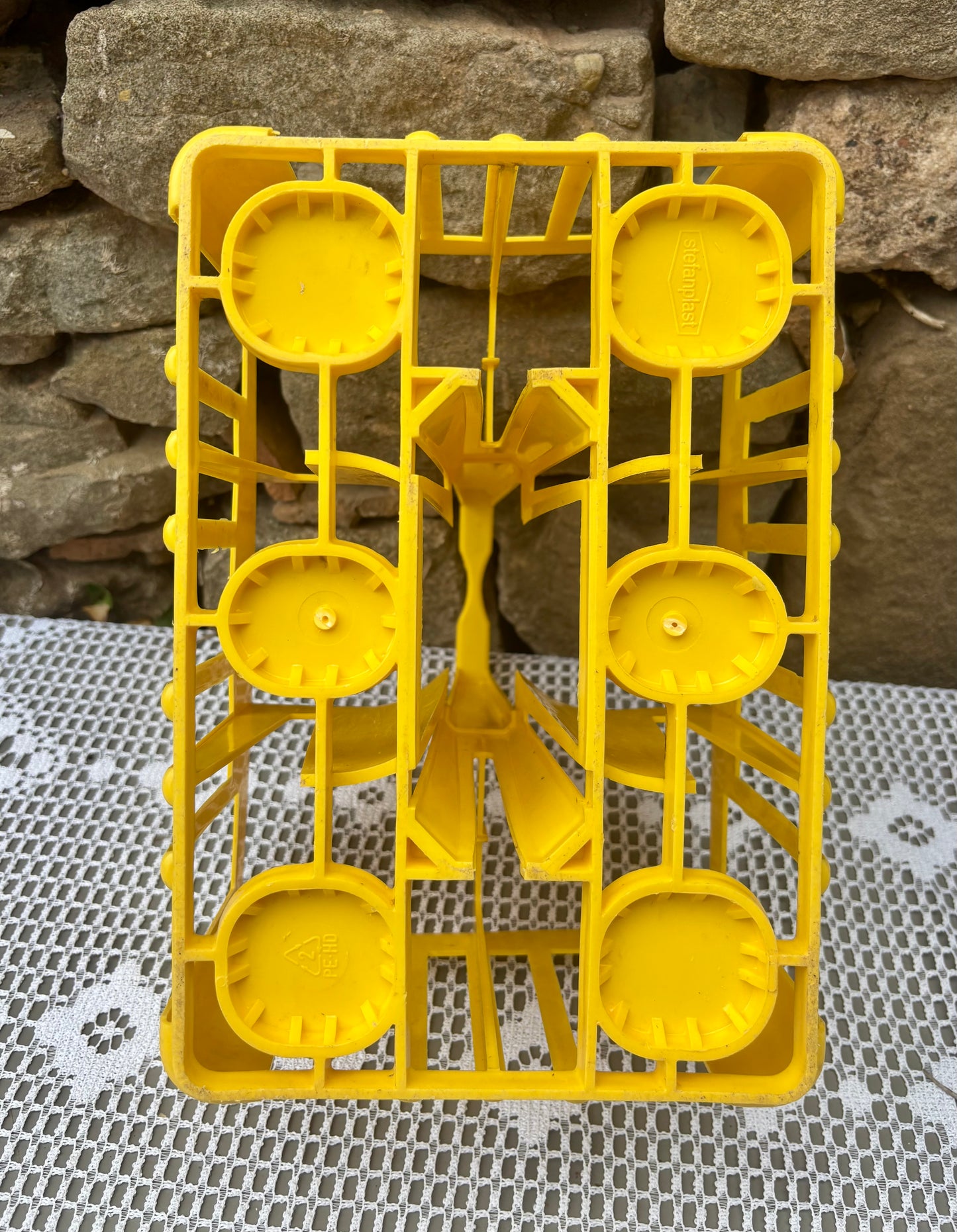 Porte bouteille plastique jaune