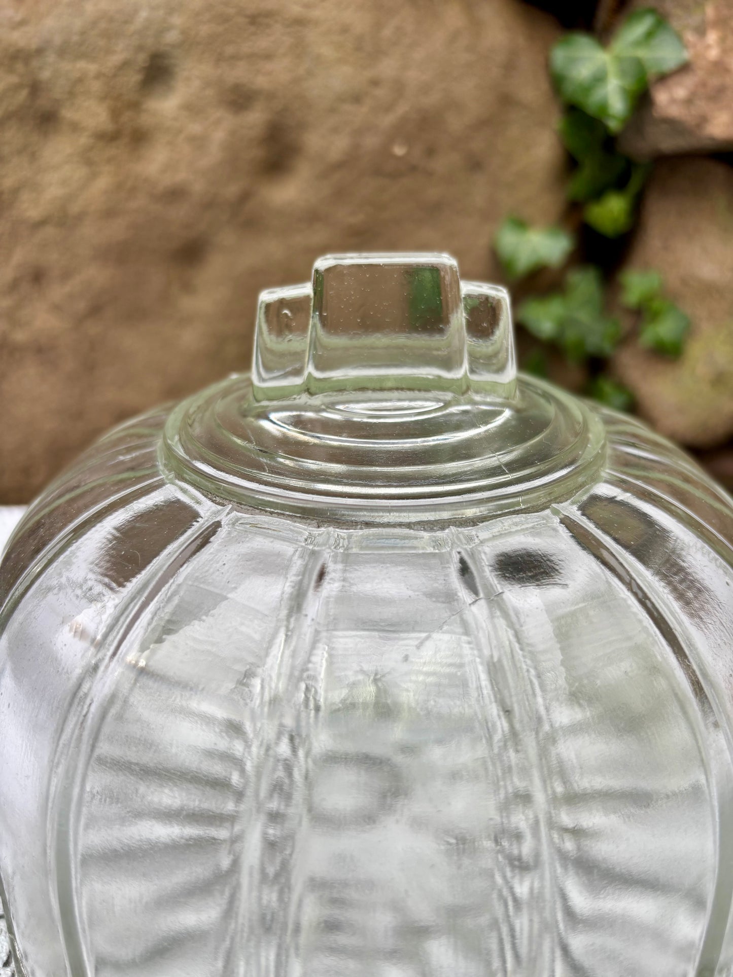 Détail motif géométrique art déco cloche de service en verre