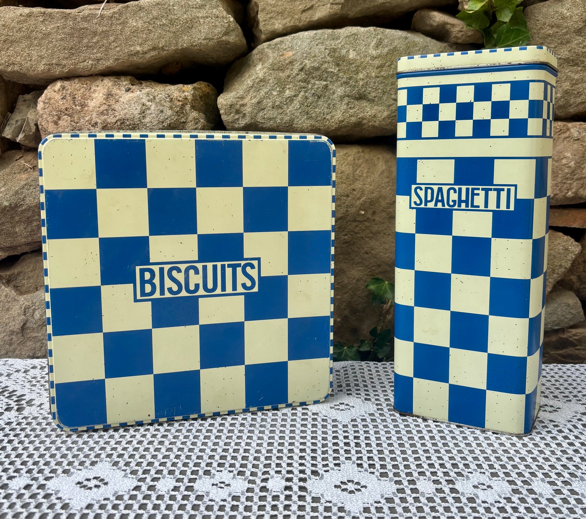 Boîtes métalliques décoratives damier bleu