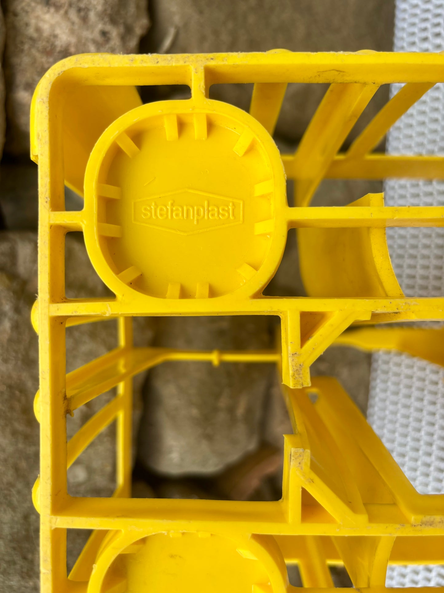 Porte bouteille plastique jaune