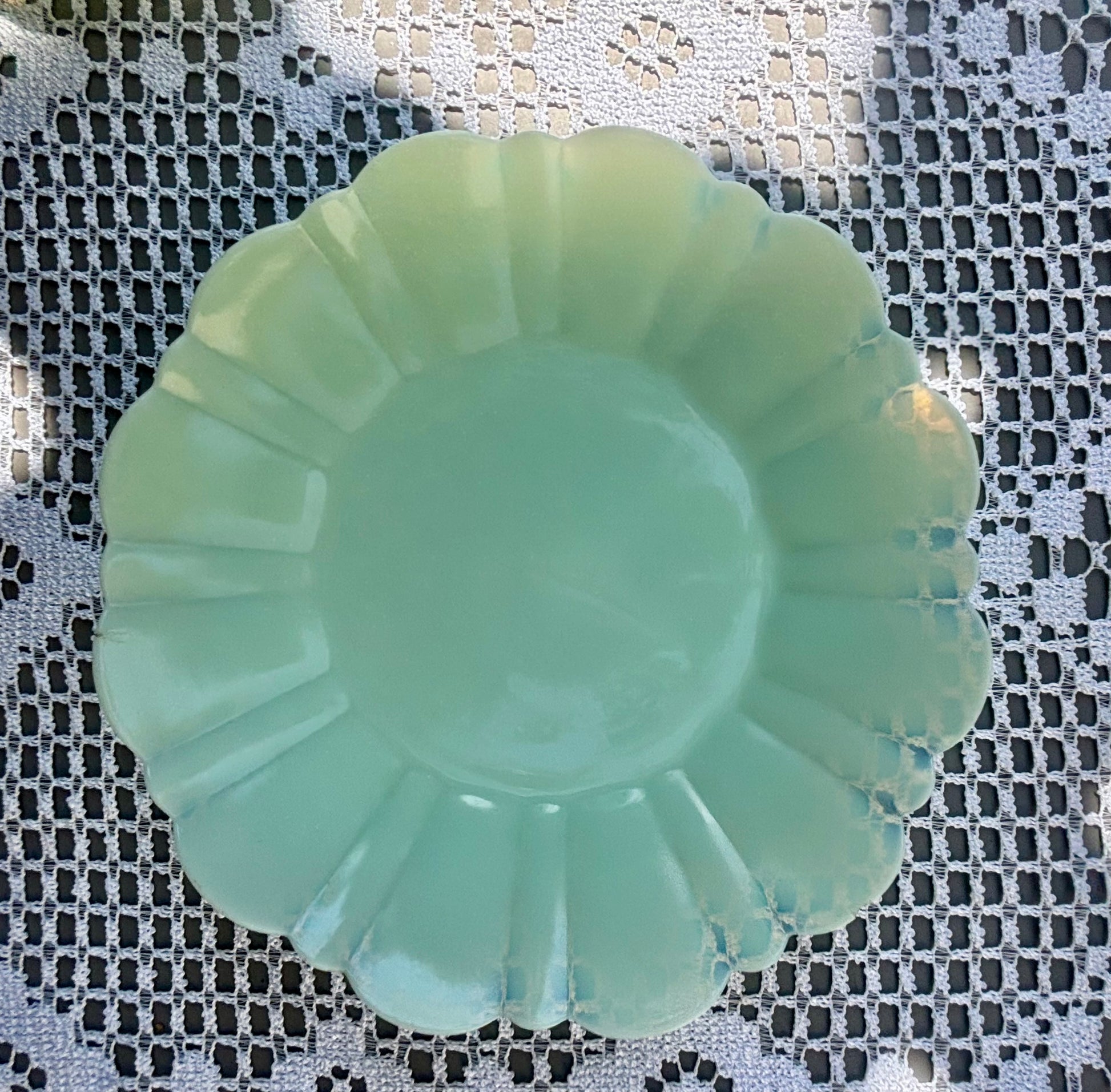 Détail assiette en forme de fleur verte