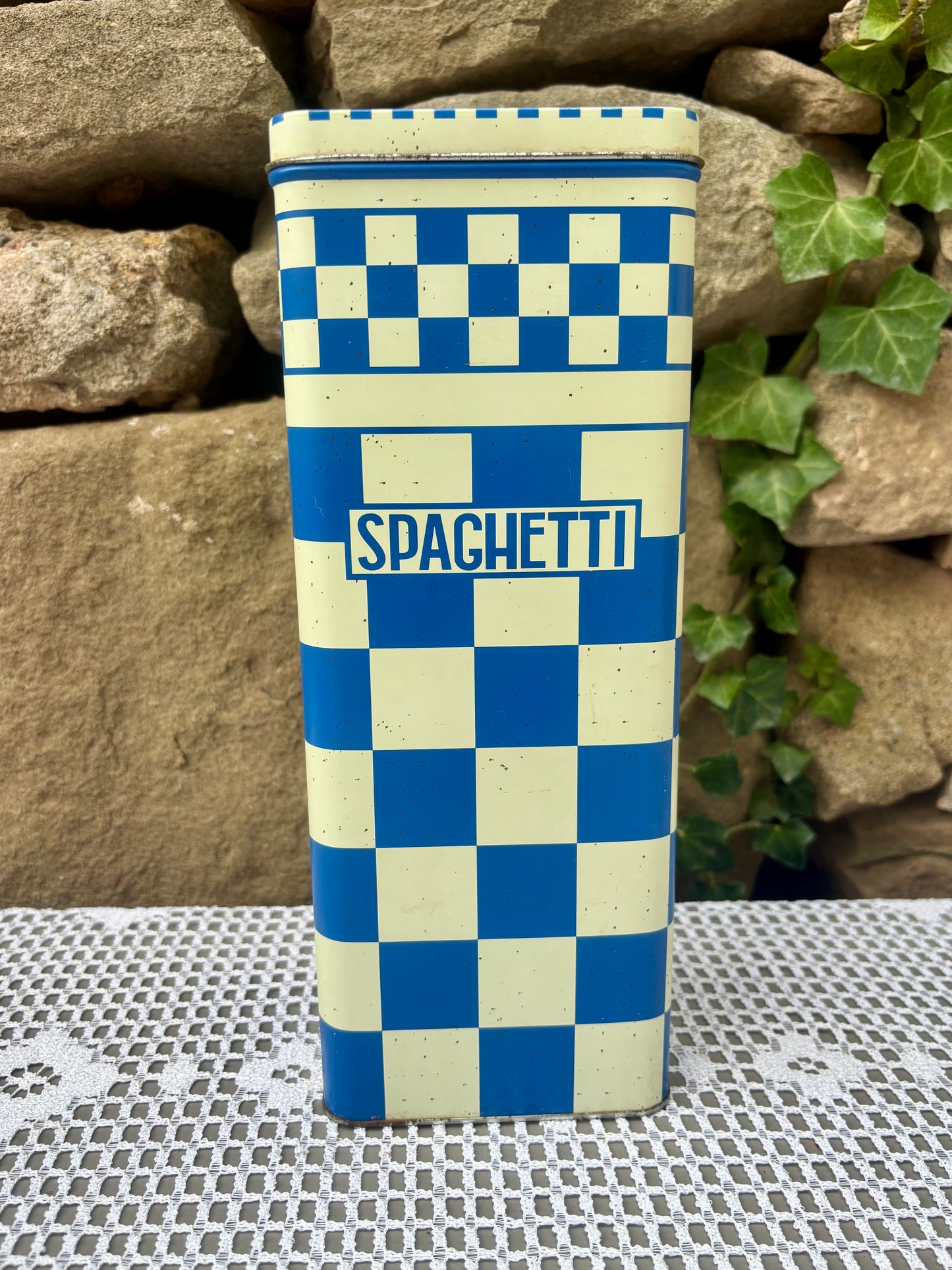 Boîte métallique décorative spaghettis damier bleu