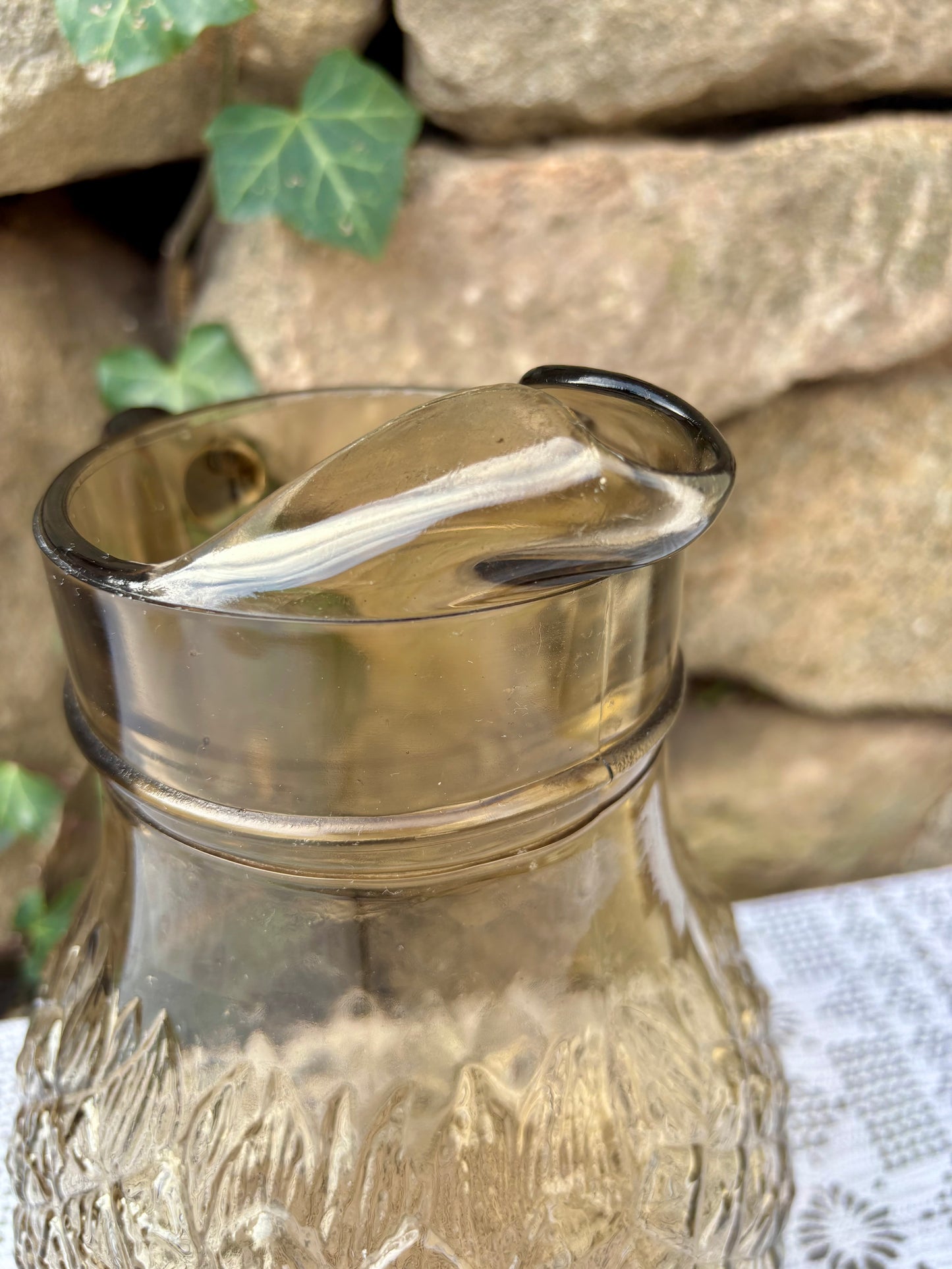 Détail bec verseur pichet ananas vintage verre fumé