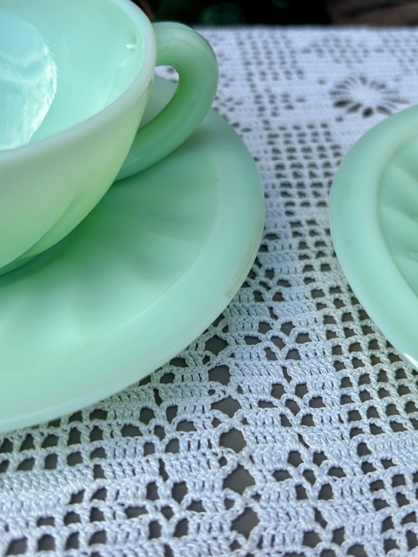 Détail soucoupe jadeite opaline