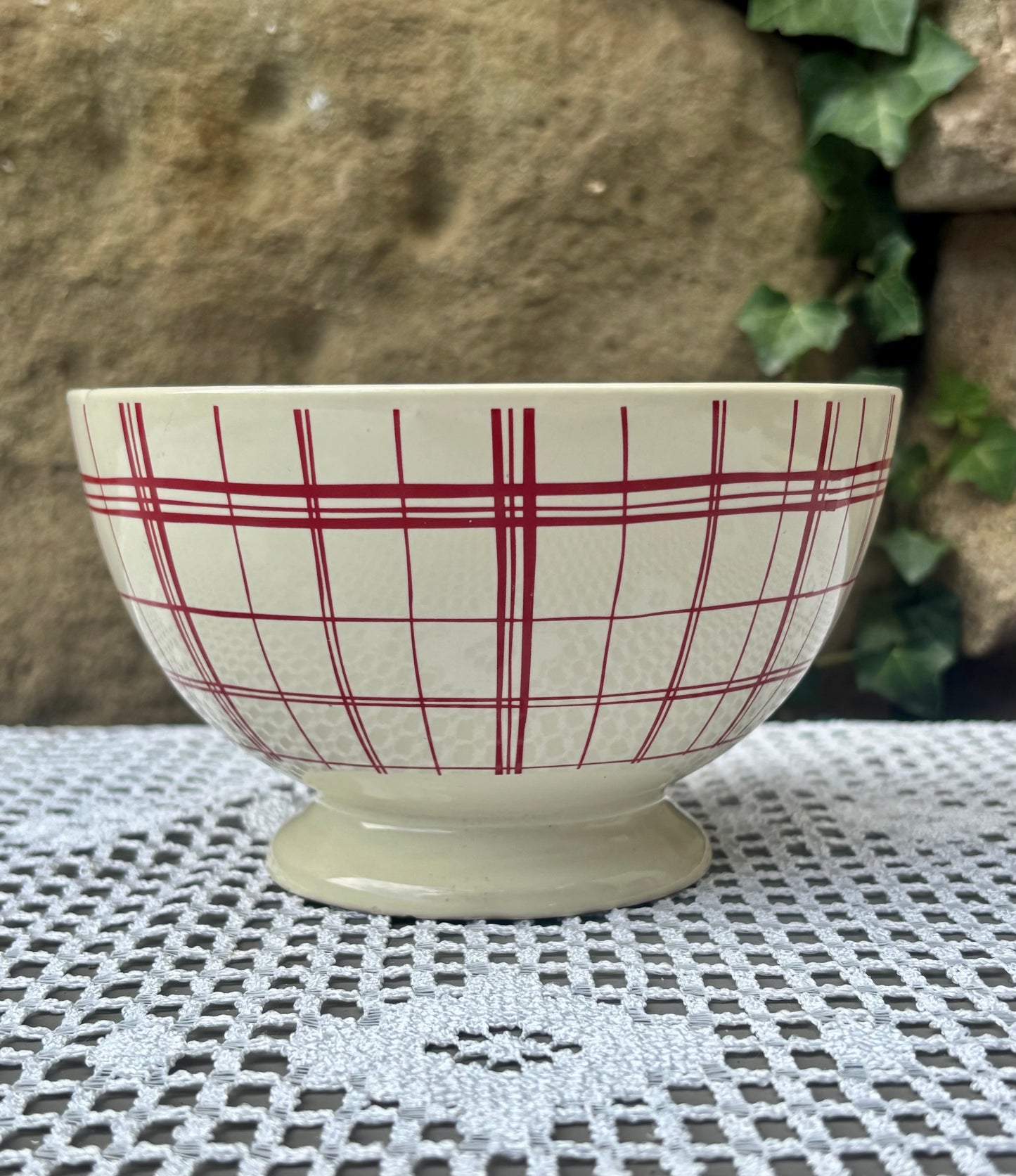 bol quadrillage rouge style 1950