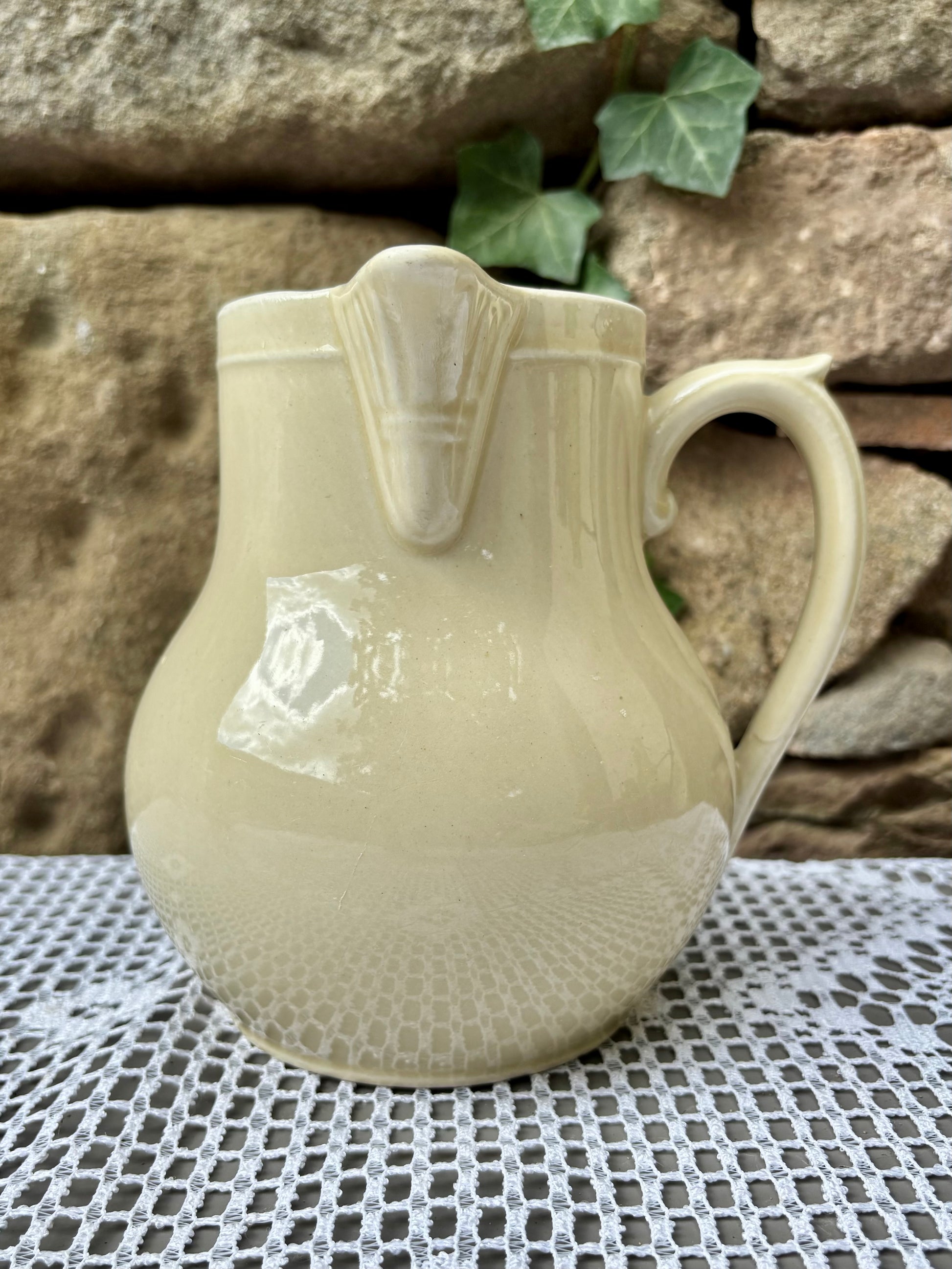 pichet 1950 faïence émaillée blanc crème