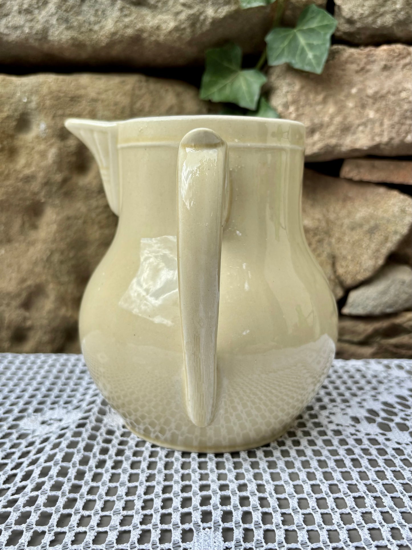 pichet emaillé blanc creme anse sur le côté