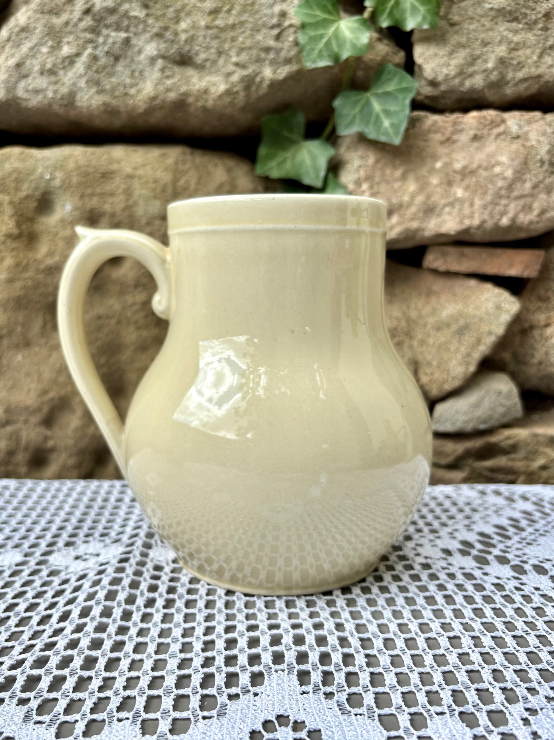 pichet emaille blanc creme vue de dos 1950