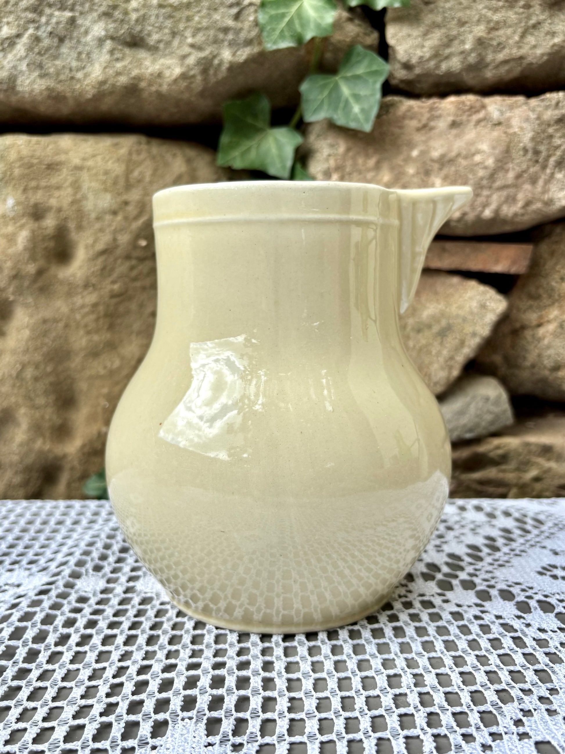 pichet emaille blanc creme 1950 vernis