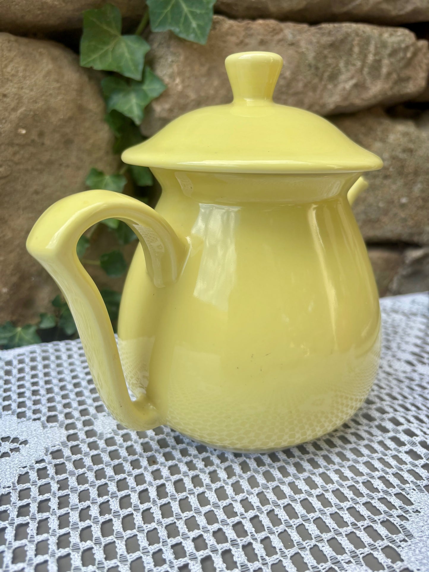 theiere jaune style rio 1960 vue de côté