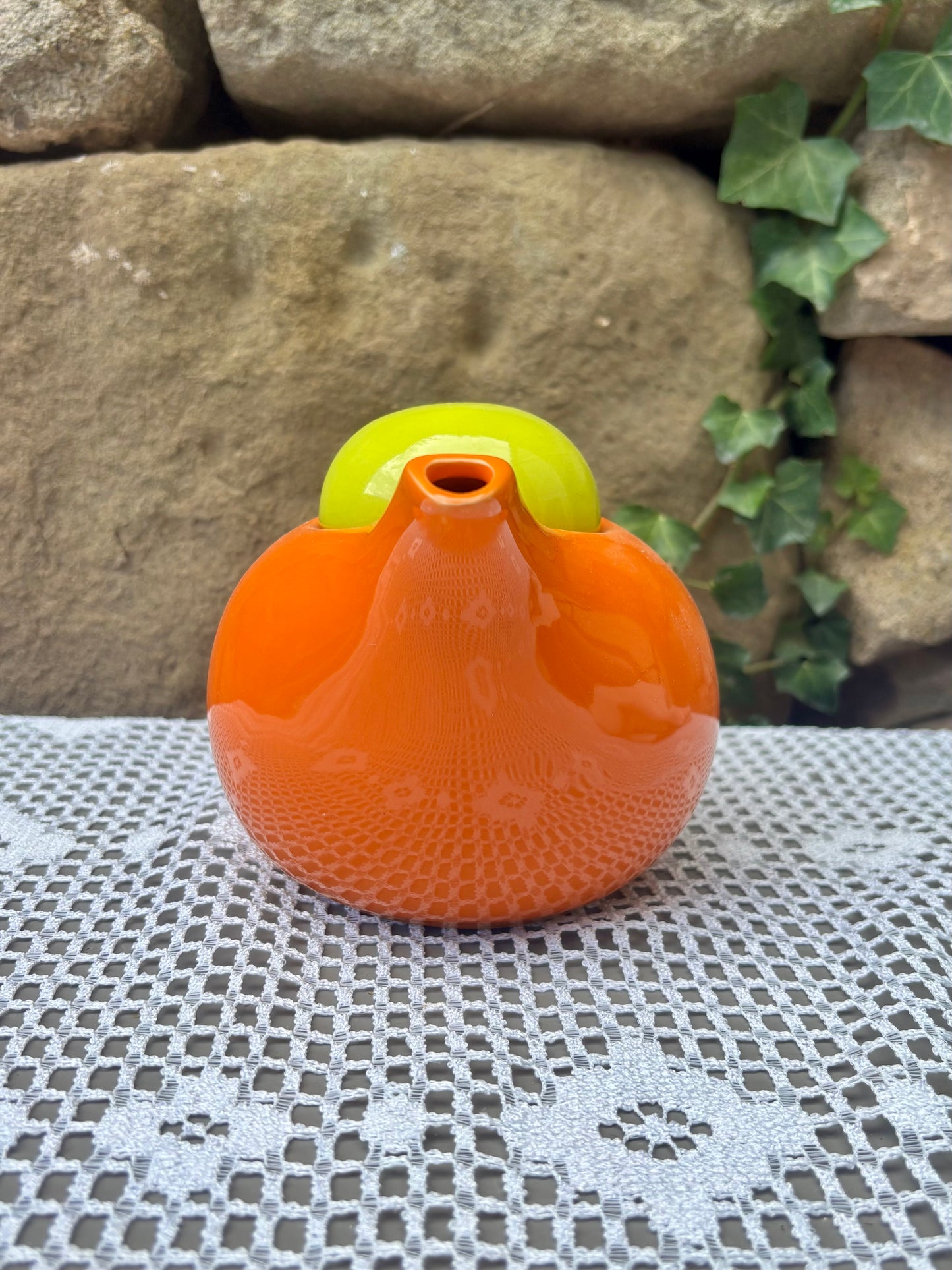 theiere orange verte style 1970 bec vue de face