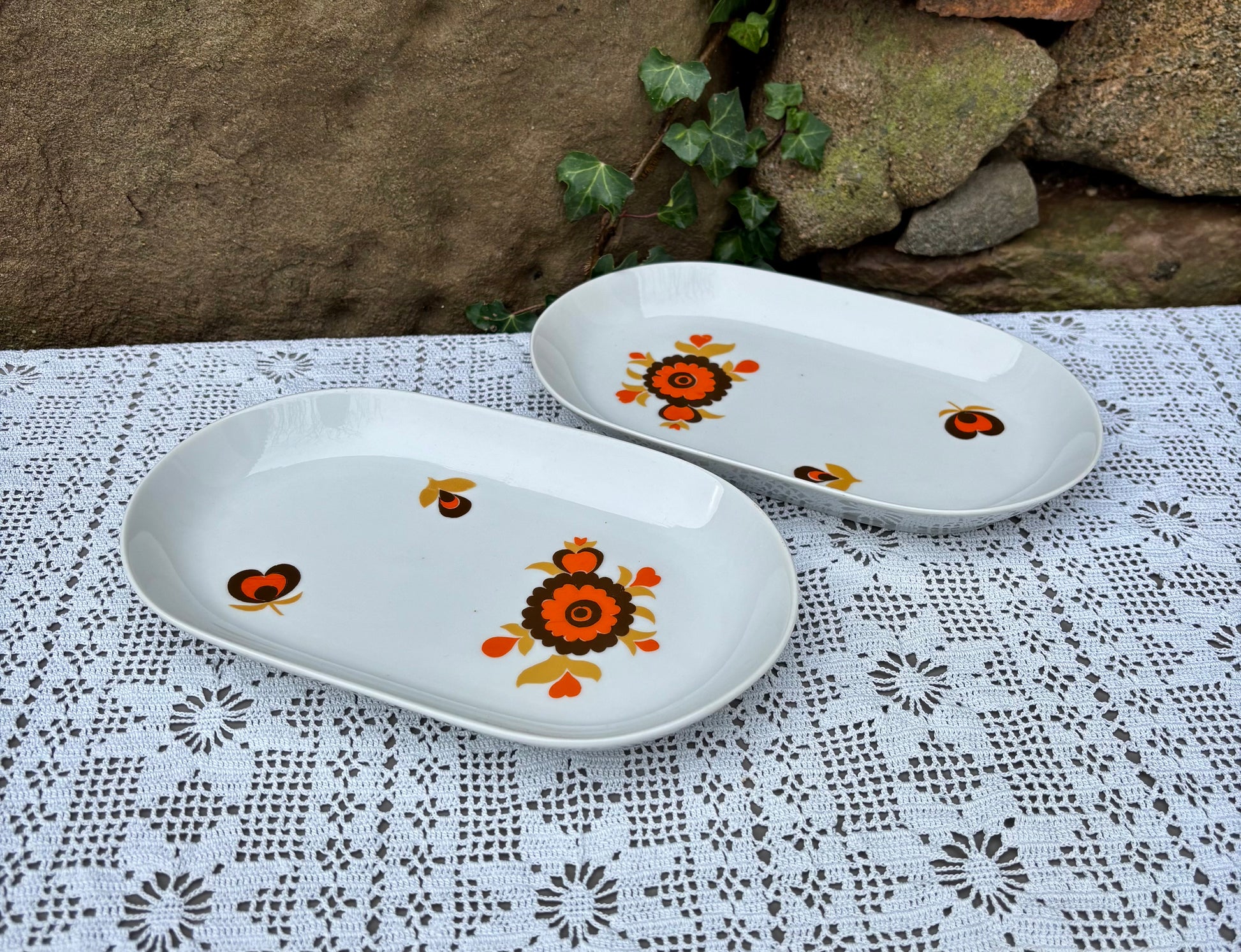 Raviers vintage époque Flower Power 1970 décor fleuri orange marron et jaune 