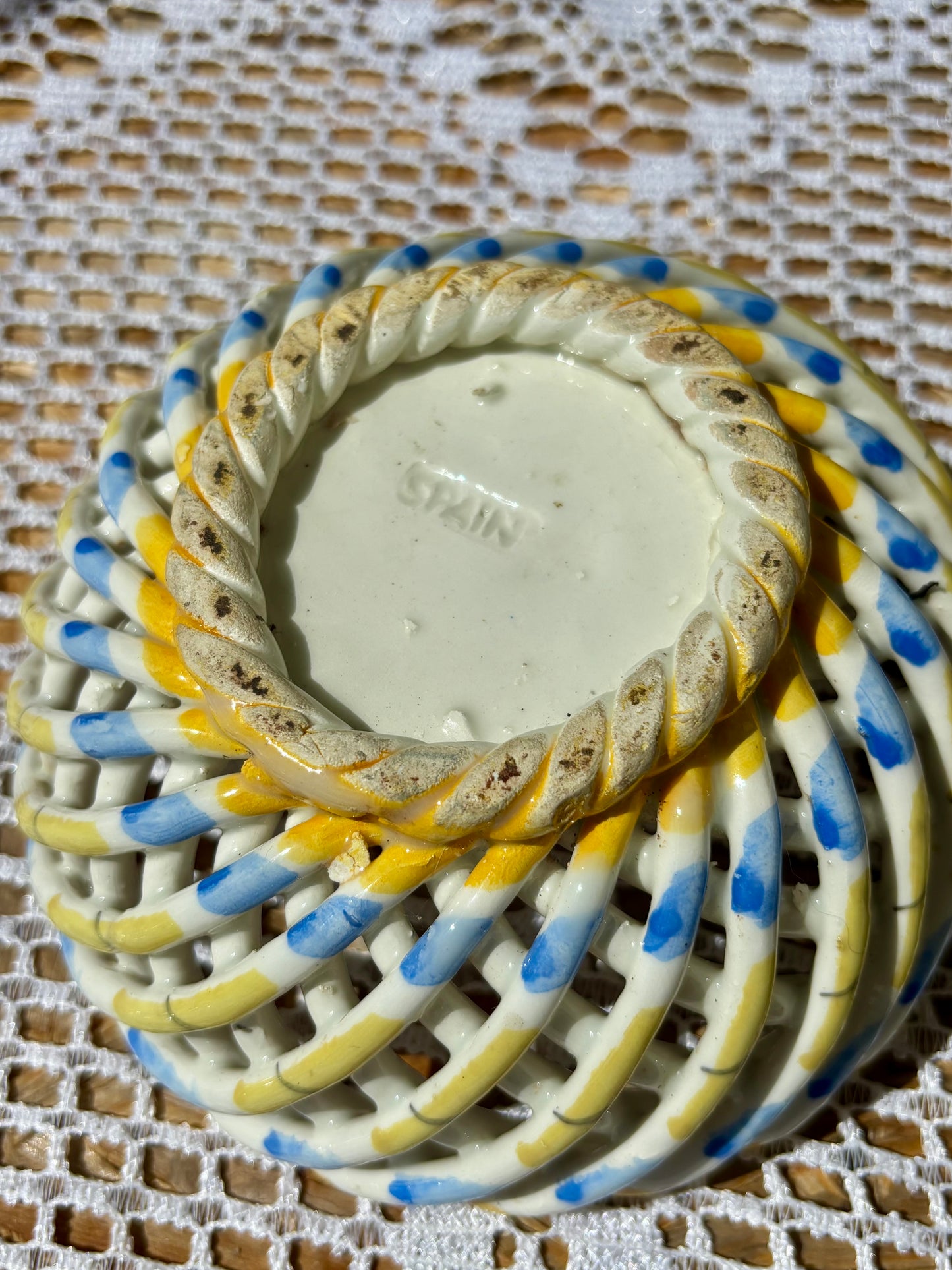 Bonbonnière en barbotine tressée ajourée
