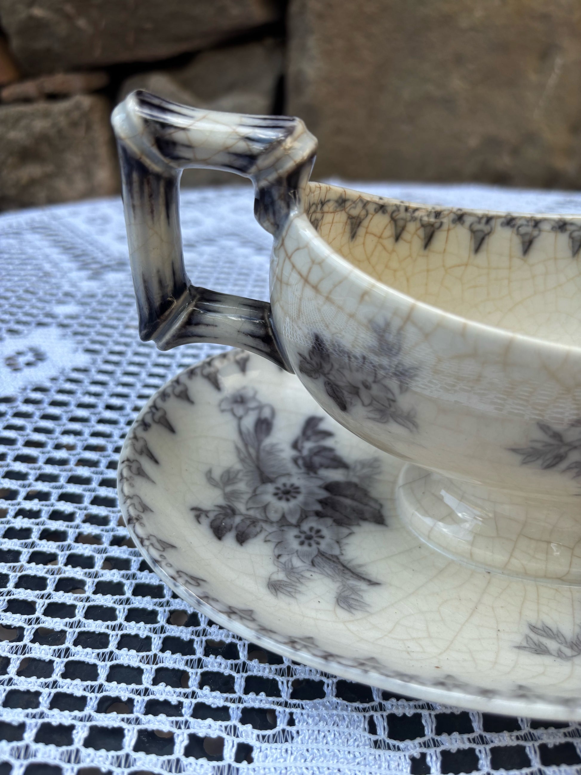 Saucière Sarreguemines modèle flore 1900 détail anse imitation bambou