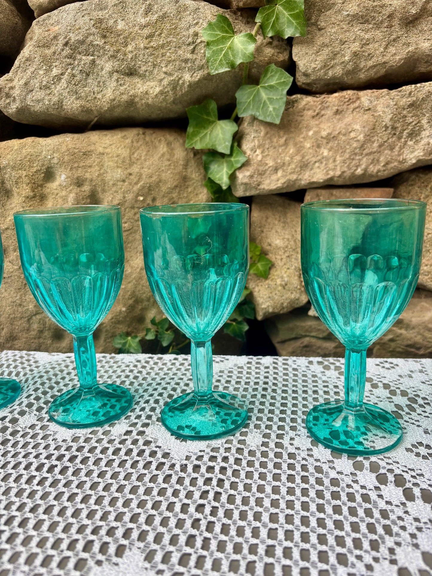 Verres a pieds bleus