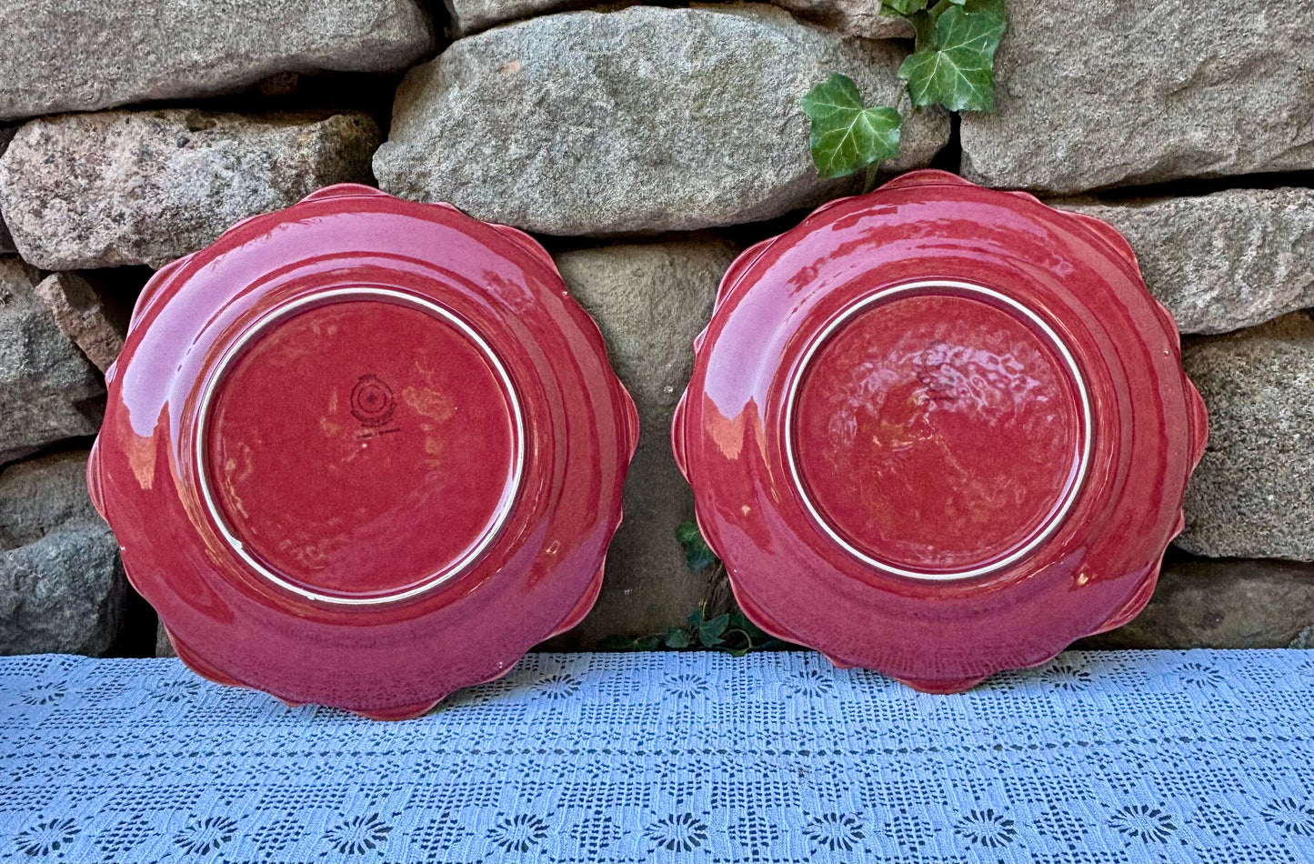 Assiettes fleurs rouges en faïence
