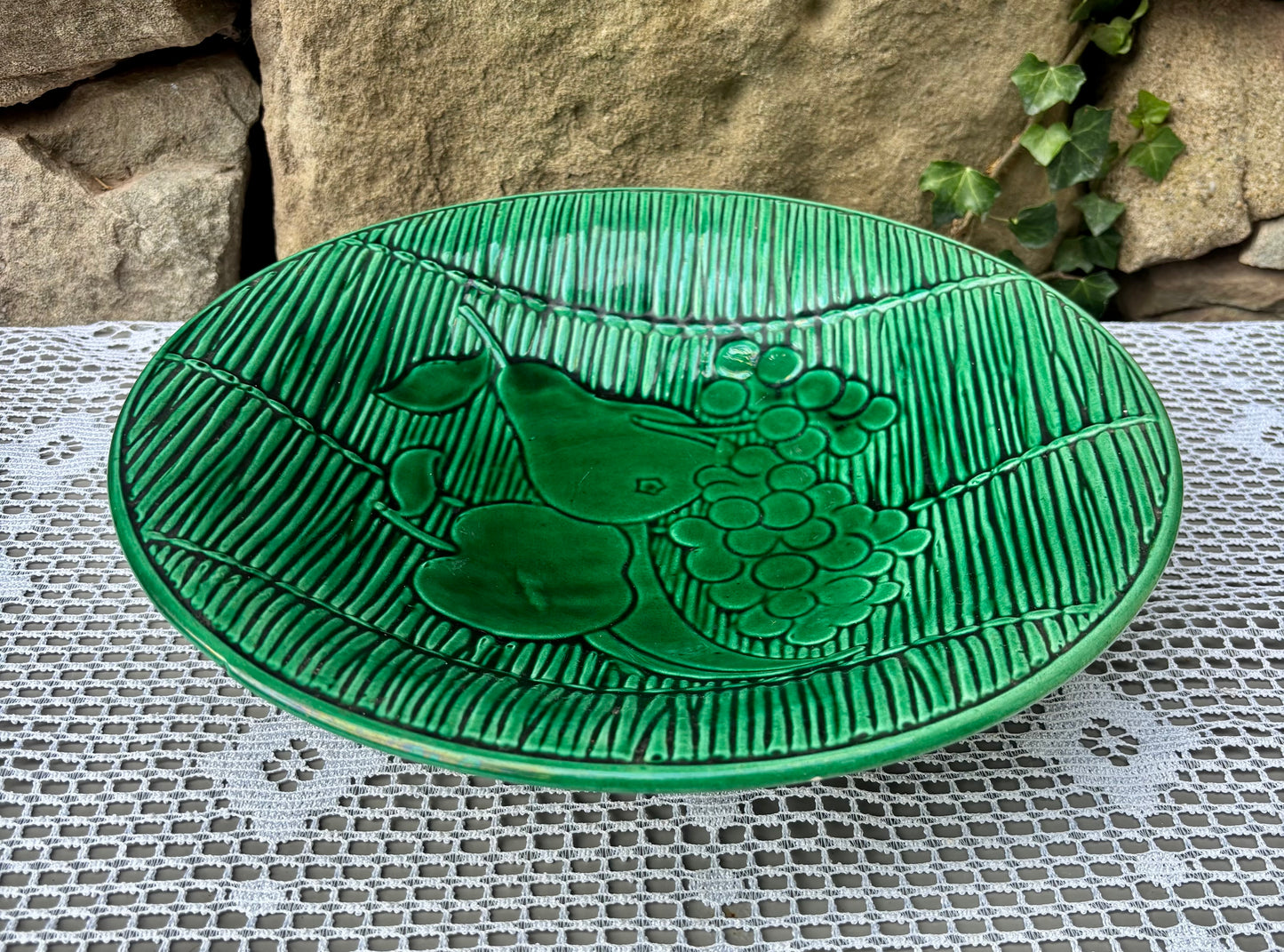 Grand plat à fruits en majolique vert