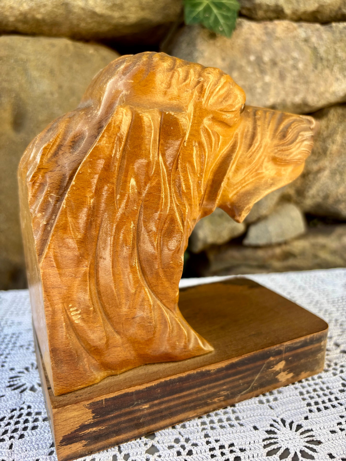 Serre-livres en bois sculpté