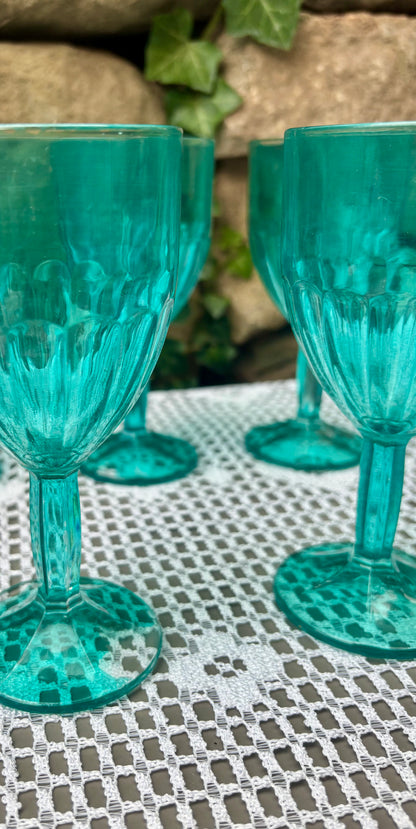 Verres a pieds bleus