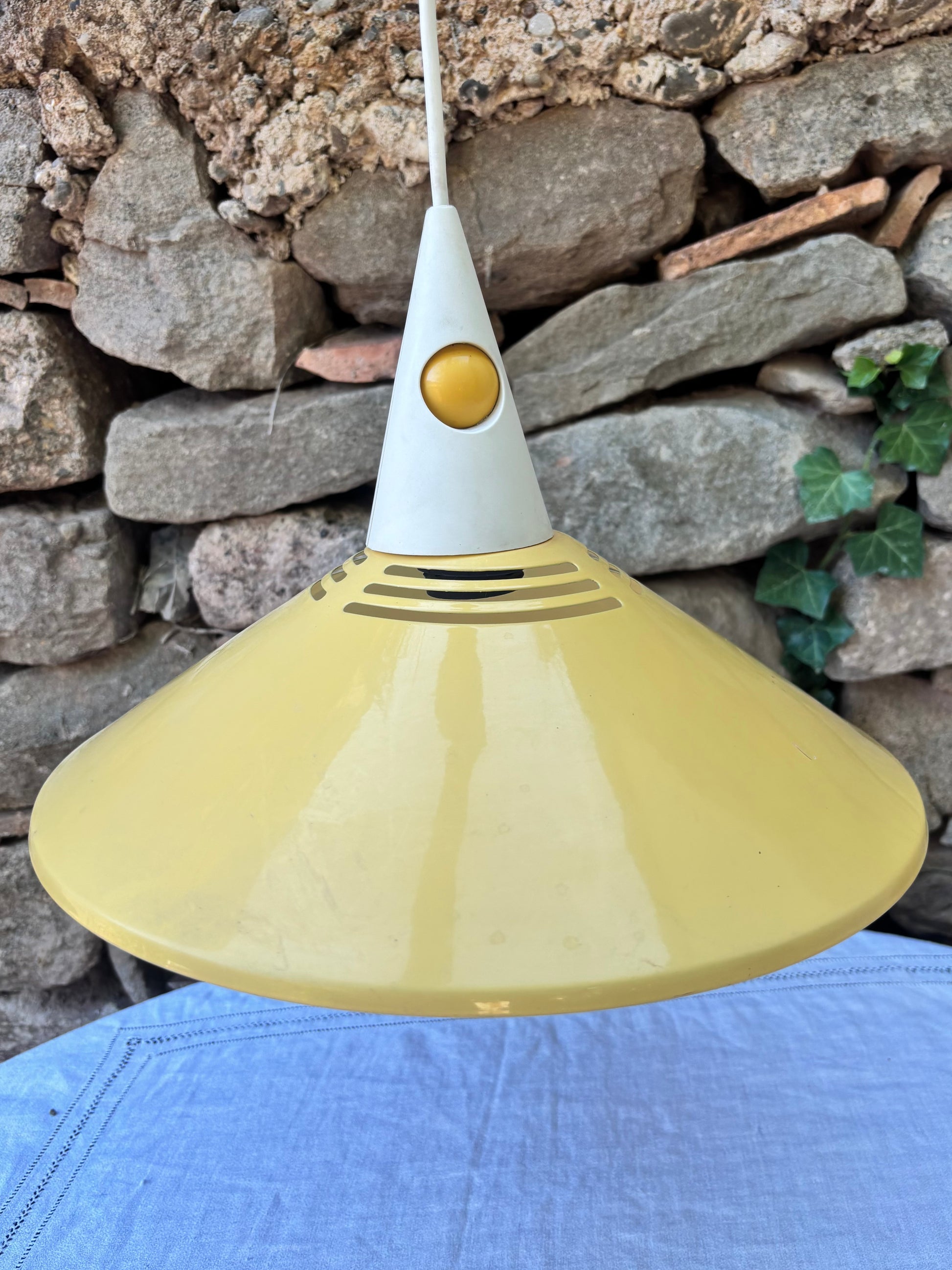 Suspension métal jaune 1980 postmoderne Memphis rétro pop