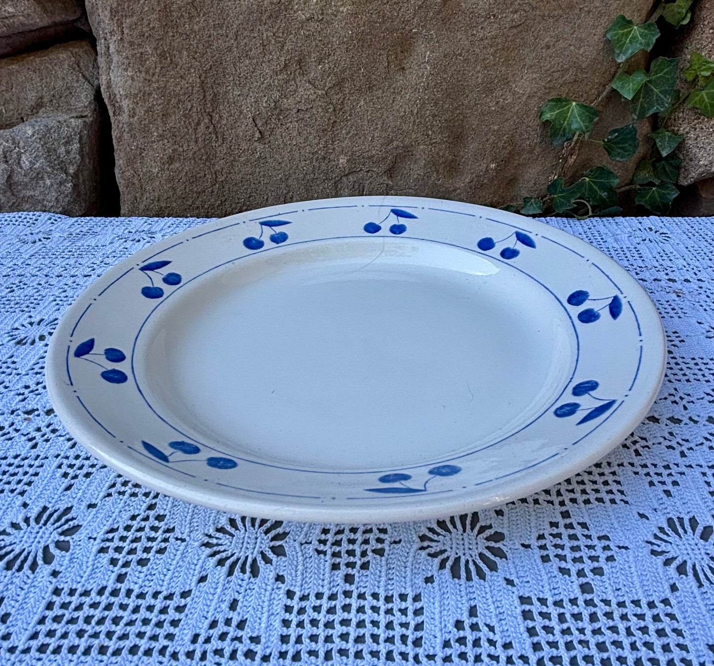 Assiette décor cerises bleues