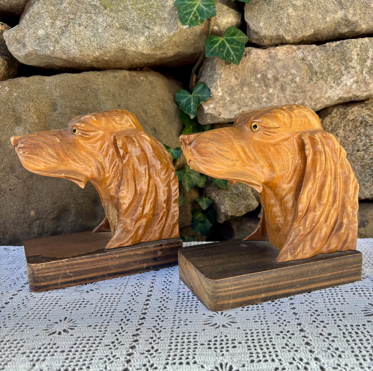 Serre-livres en bois sculpté