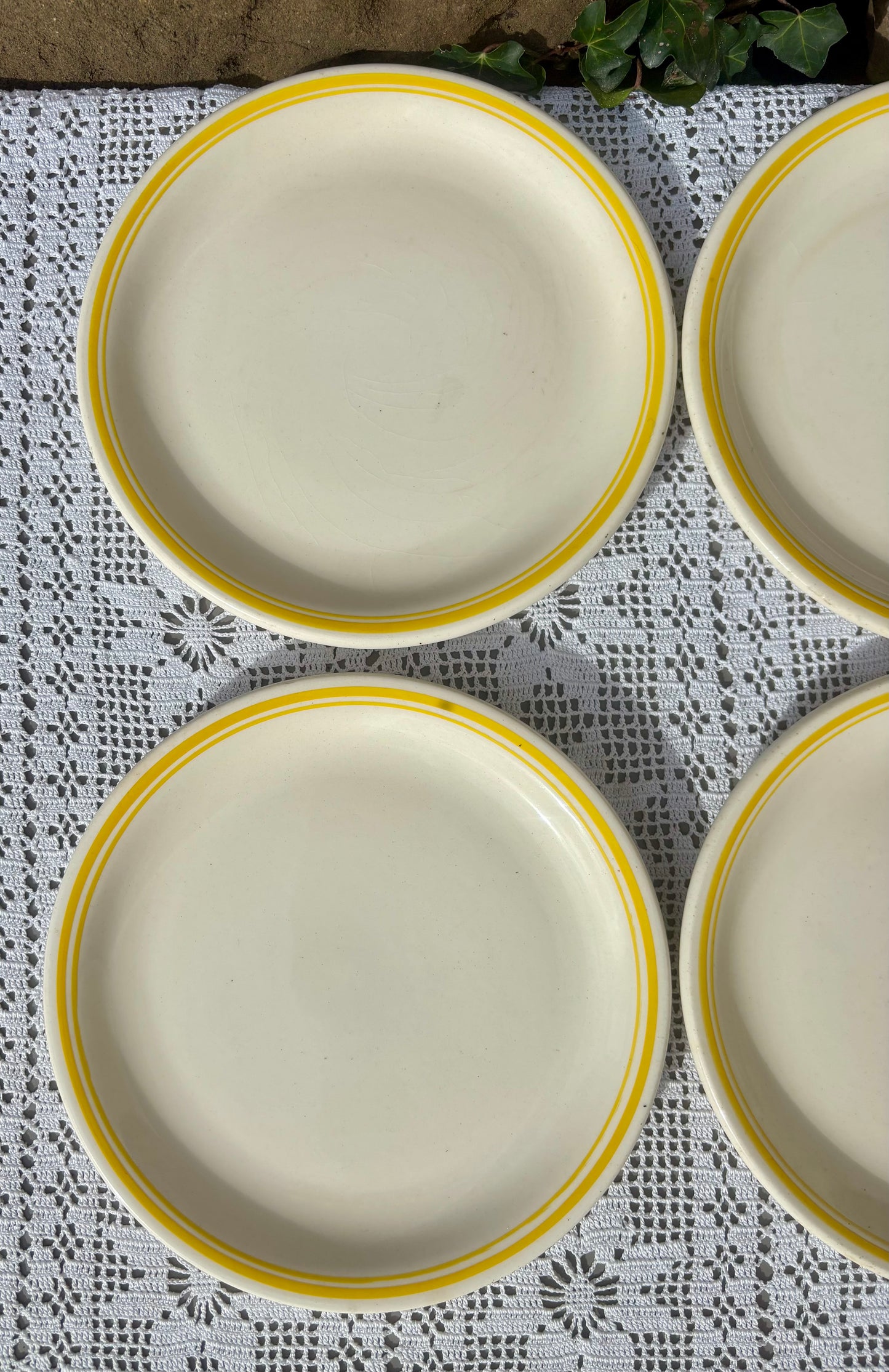 Assiettes décor jaune faïence naturelle