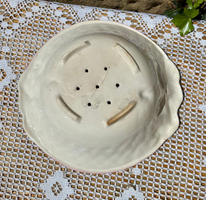 Plat égouttoir en barbotine signé MC