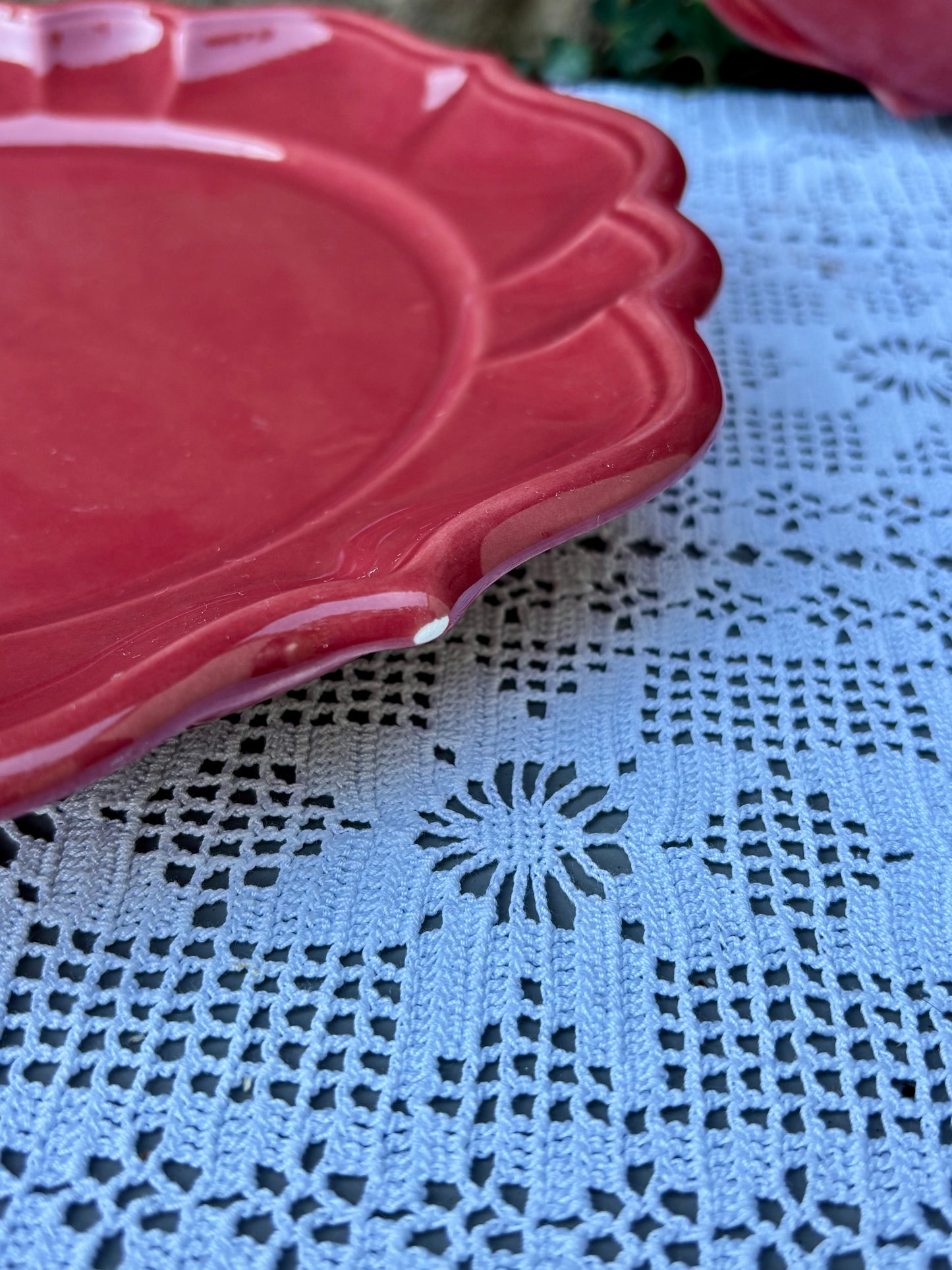 Assiettes fleurs rouges en faïence