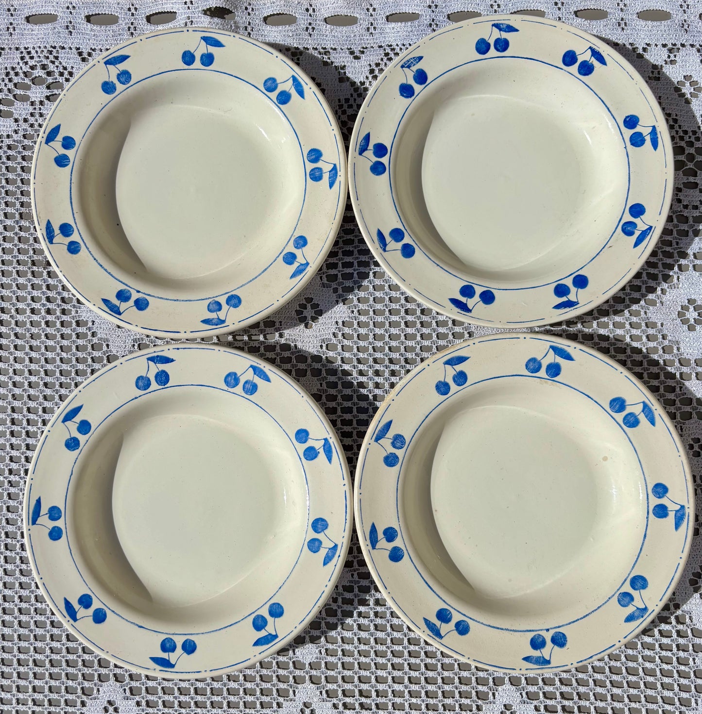 Assiettes cerises bleues