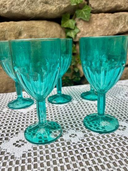 Verres a pieds bleus