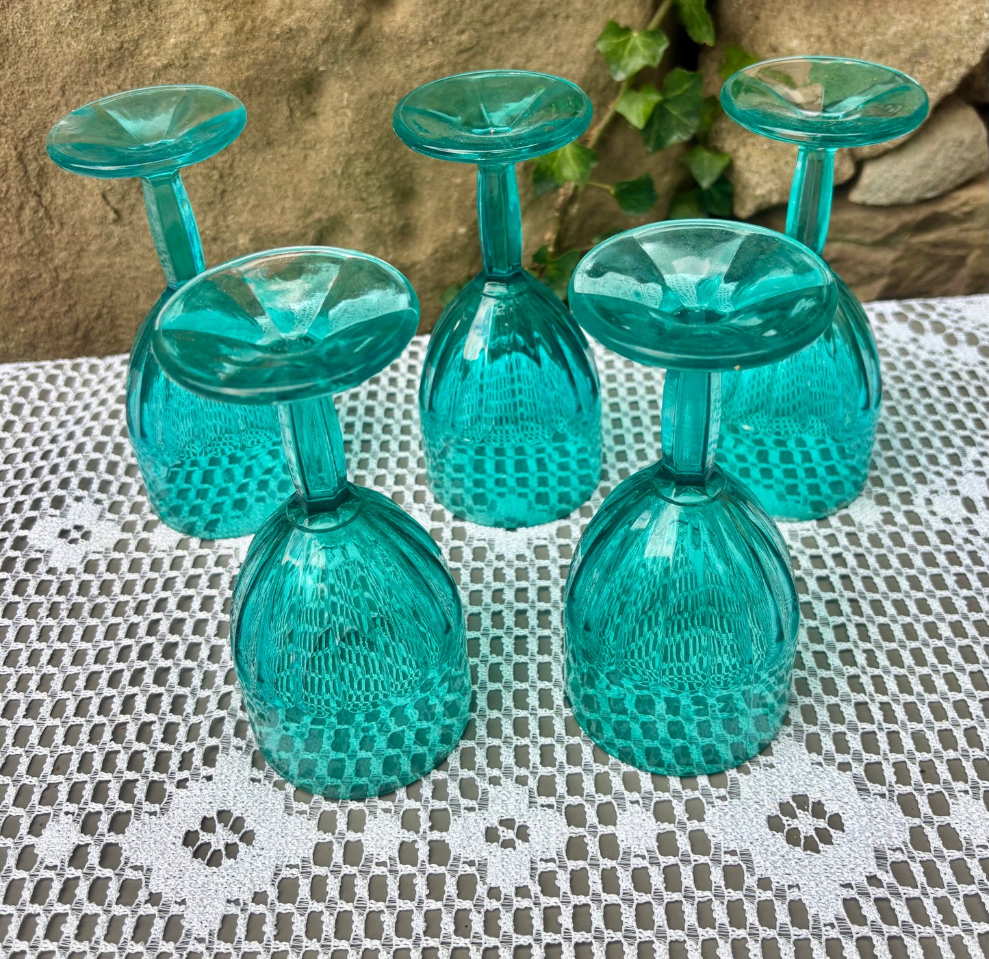 Verres a pieds bleus