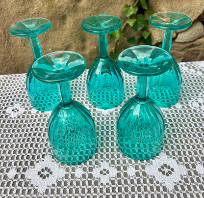 Verres a pieds bleus