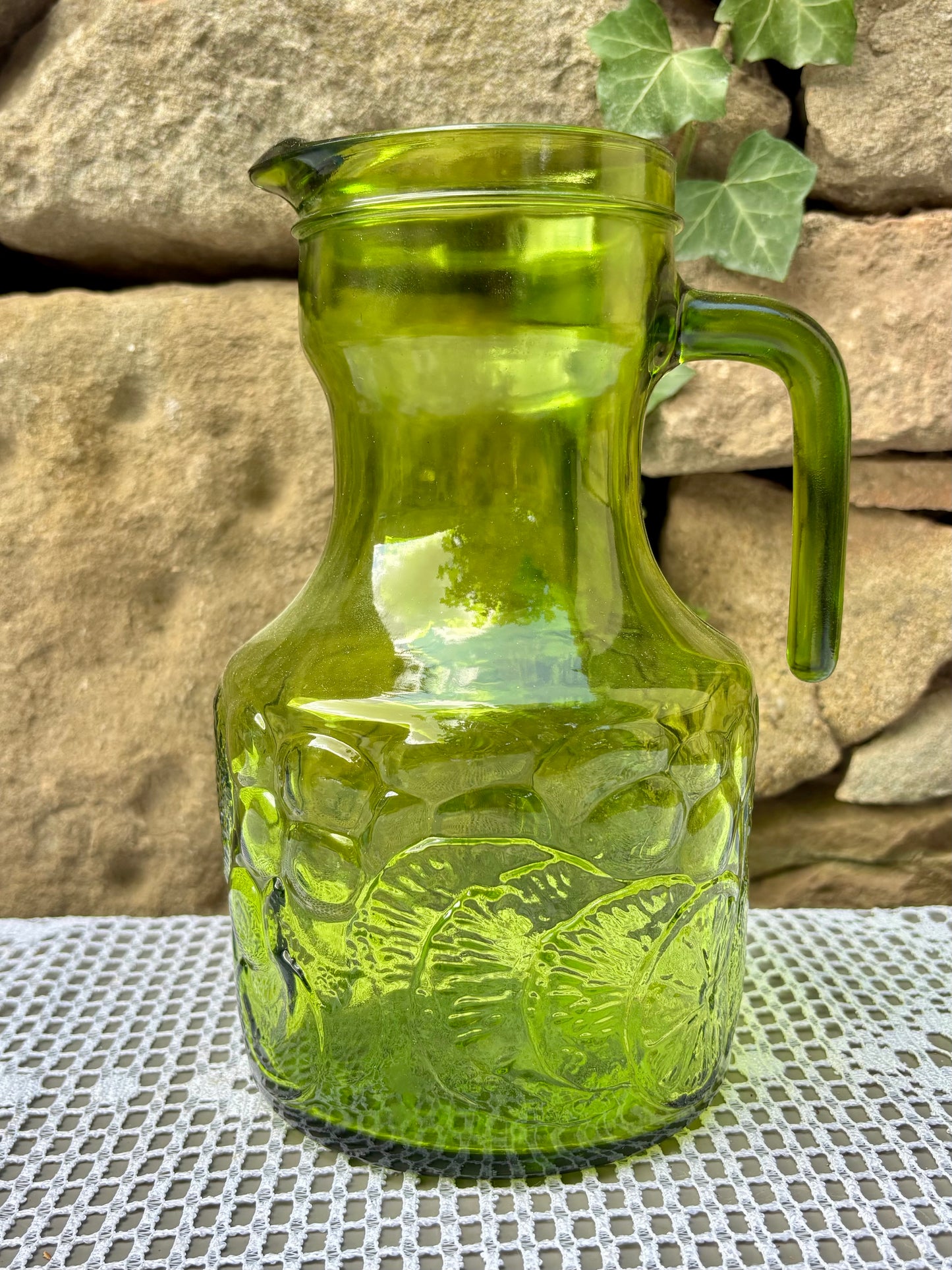 Pichet vert décor en relief