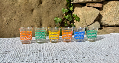 Verres à liqueurs colorés