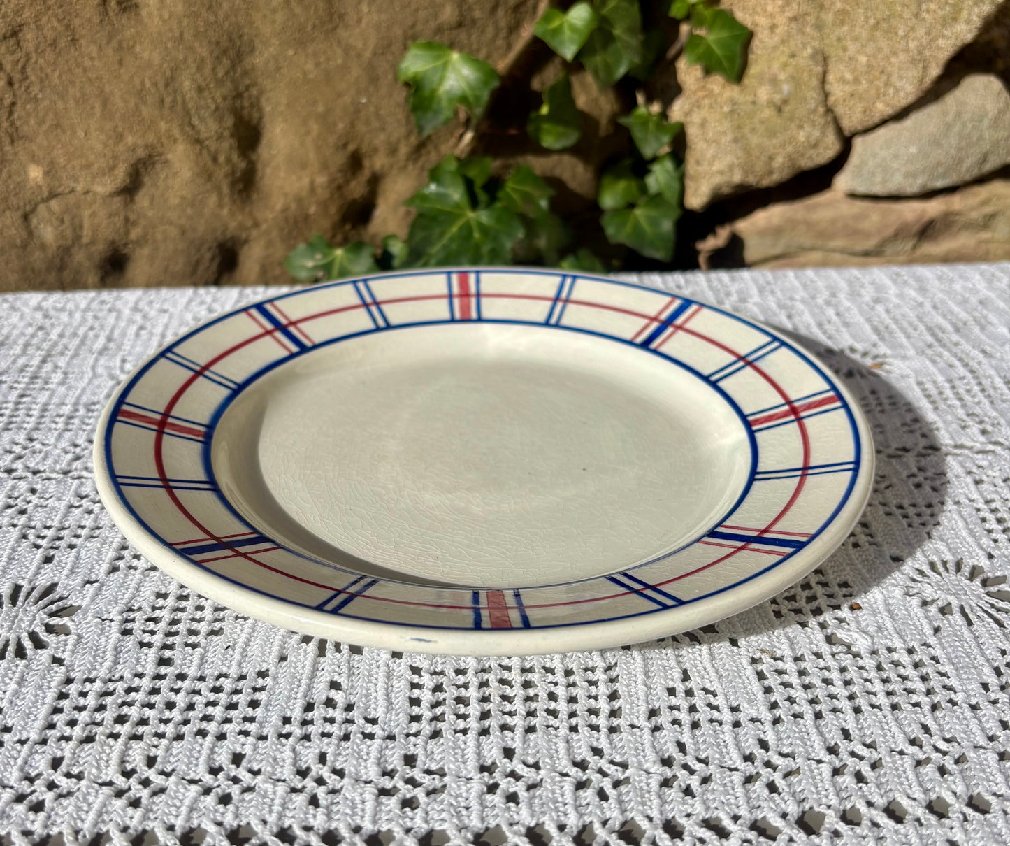 Décor géométrique bleu et rouge sur fond blanc assiette art déco 1900